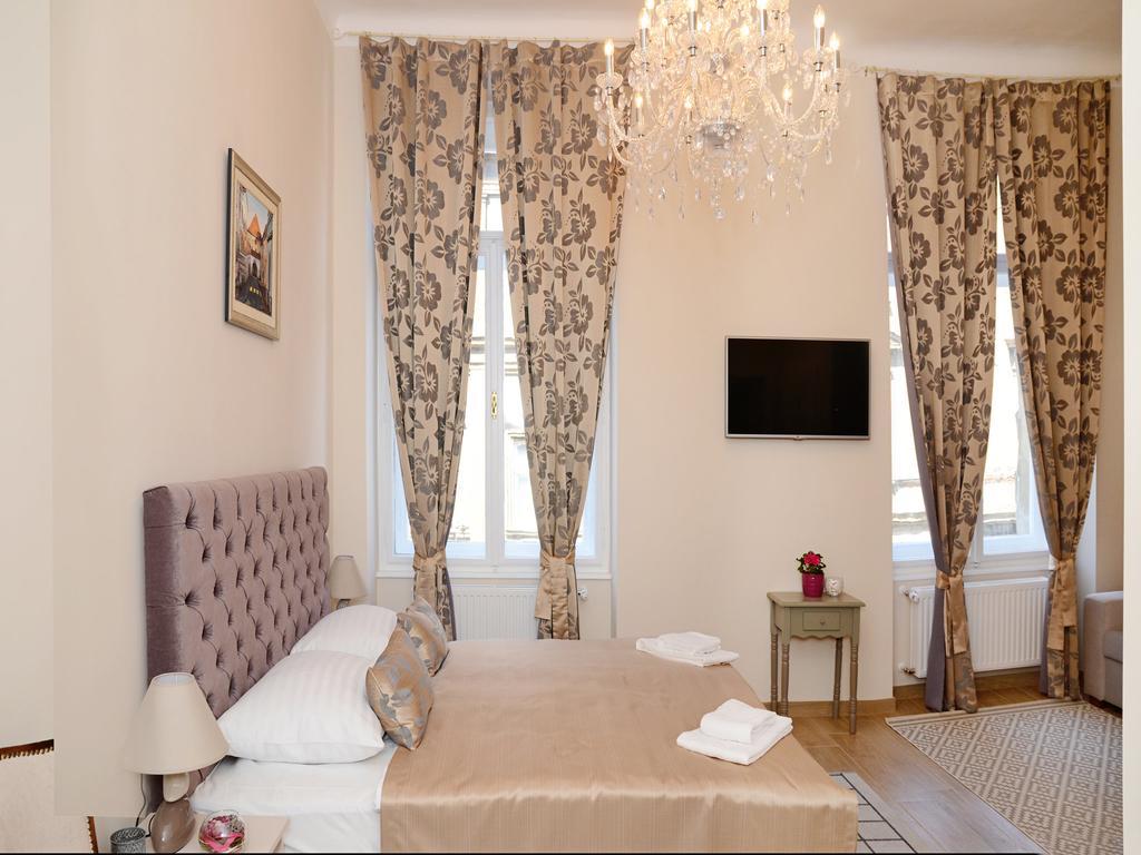 Apartments & Rooms Flowers Zagabria Esterno foto